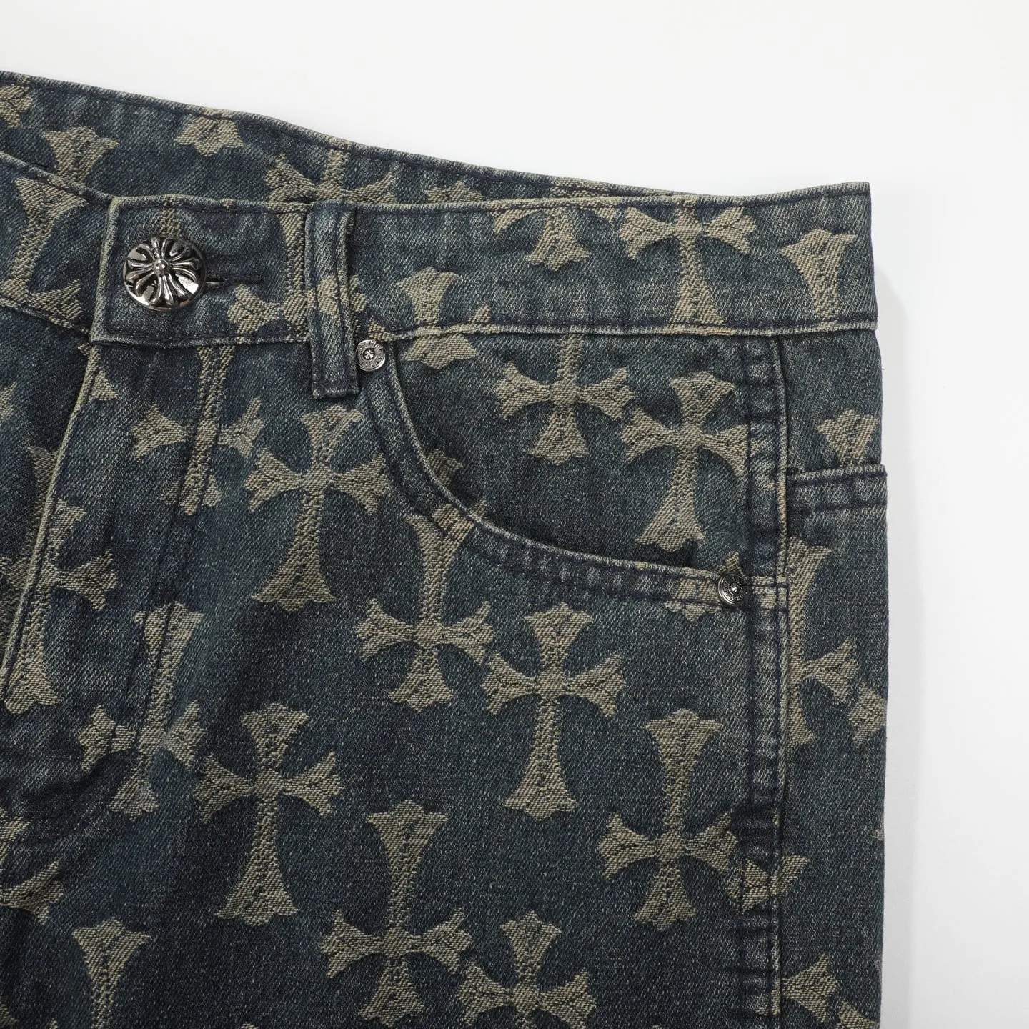 P220 Chrome Hearts｜Chrome Hearts CH all-over jacquard bootcut jeans - the same style as those of Internet celebrities. Cross-printed jeans, with unique cross design elements and all-over printing, full of design sense. It is made of 100% denim cotton fabric with heavy coarse yarn count, which ensures a stiff and tough silhouette while being soft, comfortable and breathable. The lapel is designed with silver buttons and is full of texture.  The classic dark yellow cross logo is all over the pants. They are generous and full of personality without being exaggerated. They are perfect for spring and summer!    Custom hardware! Same style for couples!  The three standards are complete, and the non-market version of the same style for men and women is free to compare and the quality is absolutely guaranteed. Size: 28/30/32/34/36 (s-xxl) Waist: 72/77/82/87/92 Knee: 55/56.5/58/59.5/61 Pants length: 103.5/105.5/107.5/109.5/111.5